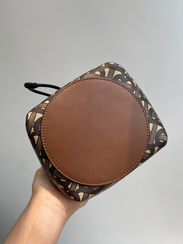 B**rry bucket bag
